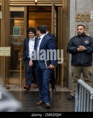 New York, États-Unis. 03rd janvier 2023. L'ancien PDG de FTX Sam Bankman-Fried quitte la Cour fédérale après avoir plaidé non coupable pour des accusations liées à l'effondrement de sa société. Sam Bankman-Fried doit faire face à huit accusations liées à l'effondrement de son ancien crypto-échange FTX et de son fonds de couverture Alameda Research. Son procès est prévu sur 2 octobre 2023. (Photo de Lev Radin/Pacific Press) crédit: Pacific Press Media production Corp./Alay Live News Banque D'Images