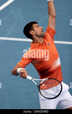 Adélaïde, le 3 janvier 2023. Novak Djokovic, de Serbie, sert le ballon lors du match international de tennis d'Adélaïde entre Novak Djokovic, de Serbie, et constant Lestienne, de France, à Memorial Drive sur 03 janvier 2023, à Adélaïde, en Australie. Crédit : Peter Mundy/Speed Media/Alay Live News Banque D'Images