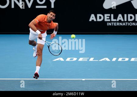 Adélaïde, le 3 janvier 2023. Novak Djokovic, de Serbie, sert le ballon lors du match international de tennis d'Adélaïde entre Novak Djokovic, de Serbie, et constant Lestienne, de France, à Memorial Drive sur 03 janvier 2023, à Adélaïde, en Australie. Crédit : Peter Mundy/Speed Media/Alay Live News Banque D'Images
