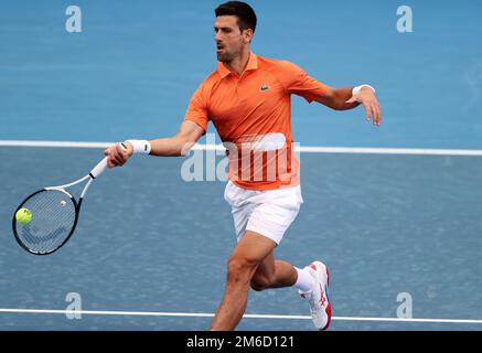 Adélaïde, le 3 janvier 2023. Novak Djokovic de Serbie vola le ballon lors du match international de tennis d'Adélaïde entre Novak Djokovic de Serbie et constant Lestienne de France à Memorial Drive sur 03 janvier 2023 à Adélaïde, en Australie. Crédit : Peter Mundy/Speed Media/Alay Live News Banque D'Images