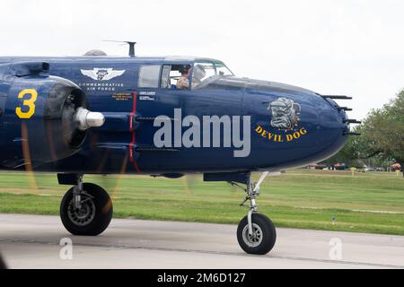 Un B-25J/PBJ-1J nommé « chien maléfique » de Midland, Texas, qui a participé aux États-Unis RAID de Doolittle de la Force aérienne de l'Armée de terre le 18 avril 1942, taxis jusqu'à un point de décollage pendant le grand spectacle aérien du Texas, le 23 avril 2022, à la base commune de San Antonio-Randolph, Texas. Le grand spectacle aérien du Texas, avec les Thunderbirds, était 23 avril jusqu'en 24 à JBSA-Randolph. Les Thunderbirds s'exécutent pour des gens partout dans le monde pour montrer la fierté, la précision et le professionnalisme des États-Unis La force aérienne représente. À travers des spectacles aériens et des autovols, ils ont pour but d'exciter et d'inspirer. En plus de présenter les compétences d'élite, tous les pilotes doivent poss Banque D'Images