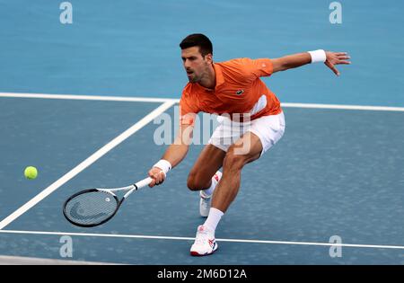 Adélaïde, le 3 janvier 2023. Novak Djokovic de Serbie vola le ballon lors du match international de tennis d'Adélaïde entre Novak Djokovic de Serbie et constant Lestienne de France à Memorial Drive sur 03 janvier 2023 à Adélaïde, en Australie. Crédit : Peter Mundy/Speed Media/Alay Live News Banque D'Images