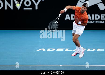 Adélaïde, le 3 janvier 2023. Novak Djokovic, de Serbie, sert le ballon lors du match international de tennis d'Adélaïde entre Novak Djokovic, de Serbie, et constant Lestienne, de France, à Memorial Drive sur 03 janvier 2023, à Adélaïde, en Australie. Crédit : Peter Mundy/Speed Media/Alay Live News Banque D'Images