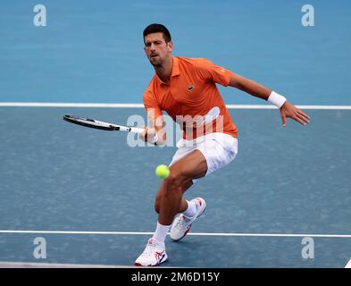 Adélaïde, le 3 janvier 2023. Novak Djokovic de Serbie vola le ballon lors du match international de tennis d'Adélaïde entre Novak Djokovic de Serbie et constant Lestienne de France à Memorial Drive sur 03 janvier 2023 à Adélaïde, en Australie. Crédit : Peter Mundy/Speed Media/Alay Live News Banque D'Images