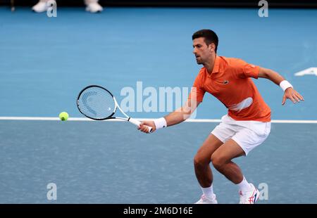 Adélaïde, le 3 janvier 2023. Novak Djokovic de Serbie vola le ballon lors du match international de tennis d'Adélaïde entre Novak Djokovic de Serbie et constant Lestienne de France à Memorial Drive sur 03 janvier 2023 à Adélaïde, en Australie. Crédit : Peter Mundy/Speed Media/Alay Live News Banque D'Images
