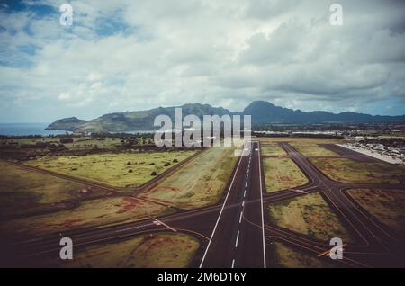 Route d'atterrissage pointant vers l'un des sommets de Kauai, États-Unis Banque D'Images