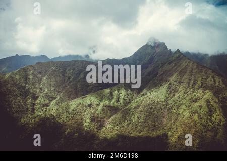 Vue aérienne et approximation du volcan Waialeale à Kauai, États-Unis Banque D'Images