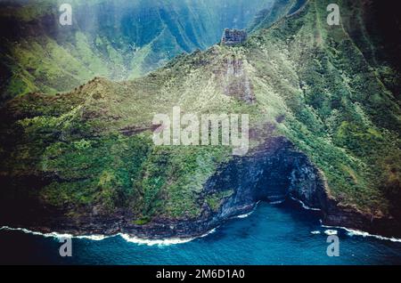 Vue aérienne de la côte abrupte et verte de Napali à Kauai, États-Unis Banque D'Images