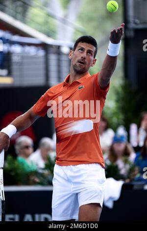 Adélaïde, le 3 janvier 2023. Novak Djokovic, de Serbie, sert le ballon lors du match international de tennis d'Adélaïde entre Novak Djokovic, de Serbie, et constant Lestienne, de France, à Memorial Drive sur 03 janvier 2023, à Adélaïde, en Australie. Crédit : Peter Mundy/Speed Media/Alay Live News Banque D'Images