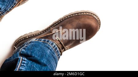 Men's brown bottes et jeans bleu isolé Banque D'Images