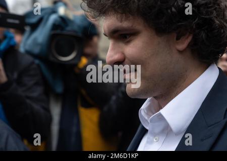 New York, New York, États-Unis. 3rd janvier 2023. L'ancien PDG de FTX Sam Bankman-Fried quitte la Cour fédérale après avoir plaidé non coupable pour des accusations liées à l'effondrement de sa société. Sam Bankman-Fried doit faire face à huit accusations liées à l'effondrement de son ancien crypto-échange FTX et de son fonds de couverture Alameda Research. Son procès est prévu sur 2 octobre 2023. (Credit image: © Lev Radin/Pacific Press via ZUMA Press Wire) Banque D'Images