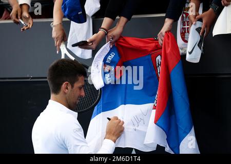 Adélaïde, le 3 janvier 2023. Novak Djokovic de Serbie signe des autographes pour les fans après avoir remporté le match international de tennis d'Adélaïde entre Novak Djokovic de Serbie et constant Lestienne de France à Memorial Drive sur 03 janvier 2023 à Adélaïde, en Australie. Crédit : Peter Mundy/Speed Media/Alay Live News Banque D'Images