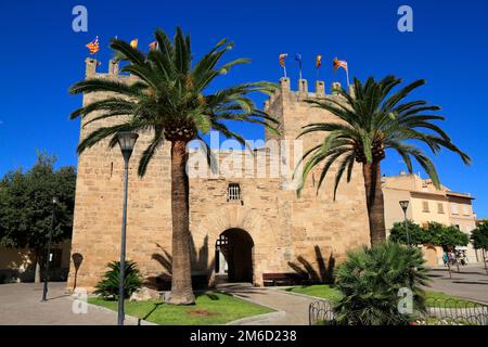 Porta del Moll, porte principale de la vieille ville d'Alcudia, Majorque, Iles Baléares, Espagne Banque D'Images