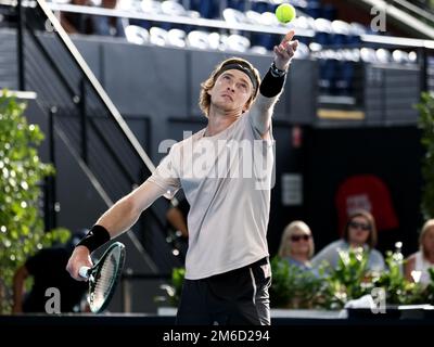 Adélaïde, le 3 janvier 2023. Andrey Rublev sert le ballon lors du match international de tennis d'Adélaïde entre Roberto Bautista Agut d'Espagne et Andrey Rublev à Memorial Drive sur 03 janvier 2023 à Adélaïde, en Australie. Crédit : Peter Mundy/Speed Media/Alay Live News Banque D'Images