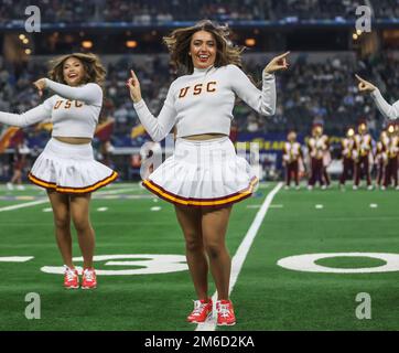 Arlington, Texas, États-Unis. 2nd janvier 2023. Les USC Song Girls dansent pendant la demi-exposition du match de football Goodyear Cotton Bowl 2023 entre la Tulane Green Wave et les USC Trojans au AT&T Stadium d'Arlington, Texas. Kyle Okita/CSM/Alamy Live News Banque D'Images