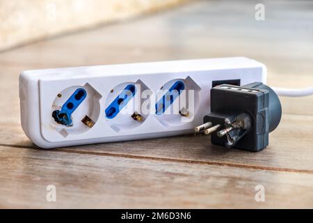 La bande d'alimentation brûlée a fondu pour l'électrocution danger espace de copie Banque D'Images