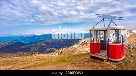 L'ancien câble façon ascenseur cabine téléphérique abandonné au sommet panorama du Monte Baldo Mountain près de Malcesine en Italie Banque D'Images