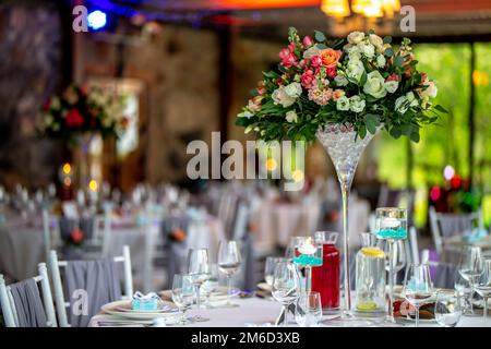 Table de mariage décorée de fleurs et de plats Banque D'Images