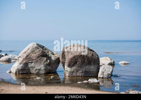 L'équilibre des pierres sur la plage. Sur place appelé Veczemju klintis côtes lettones Banque D'Images