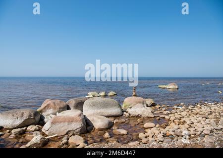 L'équilibre des pierres sur la plage. Sur place appelé Veczemju klintis côtes lettones Banque D'Images