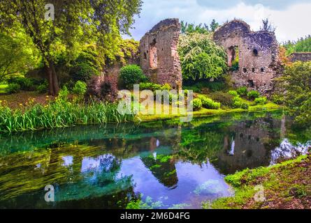 Rêve rivière enchantée château ruines jardin conte de fées jardin nymphe Banque D'Images