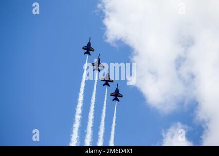 États-Unis L'escadron de démonstration de vol de la Marine, les Blue Angels, survole en formation d'échelons de diamants lors du salon aérien du Festival d'oignon de Vidalia 2022 à l'aéroport régional de Vidalia, Vidalia, Géorgie, 23 avril 2022. Le festival de deux jours a présenté des vendeurs et des activités pour des personnes de tous âges, avec un spectacle aérien qui a présenté des artistes comme la patrouille d'État de Géorgie, l'équipe Aeroshell Aerobatic et les États-Unis Anges bleu marine. Banque D'Images