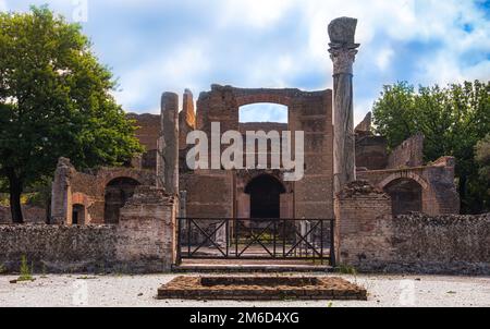 Les trois ruines du bâtiment Exedras de Villa Adriana ou Hardrians Villa site archéologique de l'UNESCO à Tivoli - Rome - Lazio - IT Banque D'Images