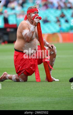 Sydney, Australie. 4th janvier 2023 ; Sydney Cricket Ground, Sydney, Nouvelle-Galles du Sud, Australie : international Cricket, Troisième test, l'Australie contre la Journée de l'Afrique du Sud 1 ; les danses indigènes divertissent la foule Credit: Action plus Sports Images/Alamy Live News Banque D'Images