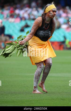 Sydney, Australie. 4th janvier 2023 ; Sydney Cricket Ground, Sydney, Nouvelle-Galles du Sud, Australie : international Cricket, Troisième test, l'Australie contre la Journée de l'Afrique du Sud 1 ; les danses indigènes divertissent la foule Credit: Action plus Sports Images/Alamy Live News Banque D'Images