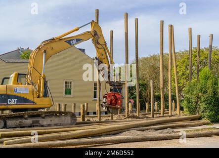 LA NOUVELLE-ORLÉANS, LA, États-Unis - 18 OCTOBRE 2022 : chauffeur de pieux en travail sur un chantier de construction résidentielle dans le quartier Uptown Banque D'Images