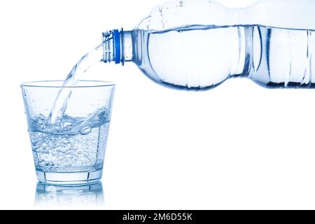 Verser de l'eau en verre isolé sur fond blanc Banque D'Images