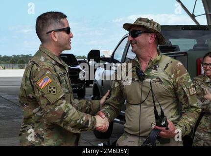 ÉTATS-UNIS Le Sgt. John Huffman, un gestionnaire de terrain d'aviation affecté au vol d'intervention en cas d'urgence 172d, 172d, Escadre de transport aérien, Mississippi Air National Guard, reçoit une pièce de monnaie des États-Unis Armée Brig. Le général Michael Cleveland, commandant, commandant de 66th troupes, Garde nationale de l'armée du Mississippi, pour son excellente performance lors de la grève du Sud 2022 à Avon Park, Floride, 23 avril 2022. La grève du Sud 2022 permet aux participants d'établir des partenariats et de maintenir l'état de préparation au combat pour les missions futures. Banque D'Images