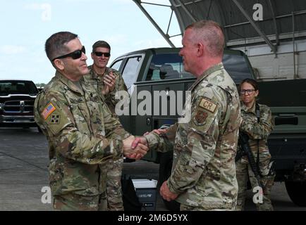 ÉTATS-UNIS Le Sgt. Dean Shirley, maître principal de la Force aérienne, coordonnateur de la rampe affecté au vol d'intervention en cas d'urgence 172nd, 172nd, Escadre du transport aérien, Garde nationale aérienne du Mississippi, reçoit une pièce de monnaie de Brig. Le général Michael Cleveland, commandant, commandant de 66th troupes, Garde nationale de l'armée du Mississippi, pour son excellente performance lors de la grève du Sud 2022 à Avon Park, Floride, 23 avril 2022. La grève du Sud 2022 permet aux participants d'établir des partenariats et de maintenir l'état de préparation au combat pour les missions futures. Banque D'Images