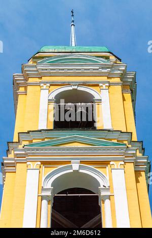 Église chrétienne orthodoxe jaune avec un dôme vert en été contre un ciel bleu avec des nuages blancs. Banque D'Images