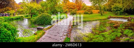 Jardin d'eden enchanté pont au-dessus de l'étang dans le jardin horizontal panoramique de Nymph ou Giardino della Ninfa en Latium - Italie Banque D'Images