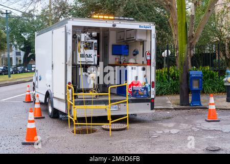 LA NOUVELLE-ORLÉANS, LA, États-Unis - 2 JANVIER 2023: Véhicule RapidView IBAK dans la rue à côté de trou d'homme ouvert dans le centre-ville de la Nouvelle-Orléans pour l'inspection électronique des tuyaux Banque D'Images