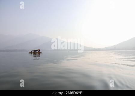 Srinagar, Inde. 02nd janvier 2023. Un boatman décale son bateau à travers le lac Dal pendant une journée froide d'hiver à Srinagar. Crédit : SOPA Images Limited/Alamy Live News Banque D'Images