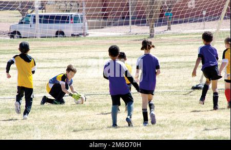 FORT CARSON, Colorado — Benjamin Tucker-Zhao, gardien de football du centre jeunesse de fort Carson, fait une économie et regarde pour faire une pièce pendant l'action de football jeunesse 23 avril 2022, à Pershing Field en poste. (Photo de Walt Johnson) Banque D'Images