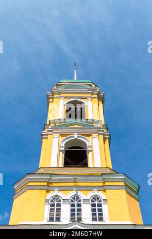 Église chrétienne orthodoxe jaune avec un dôme vert en été contre un ciel bleu avec des nuages blancs. Banque D'Images