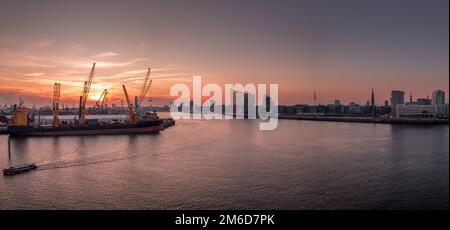 Coucher de soleil dans le port de Hambourg avec l'Elbphiloharmonie Banque D'Images