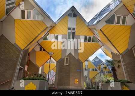 ROTTERDAM, PAYS-BAS - 8 novembre 2018 : Maisons du Cube. Un ensemble de maisons innovantes conçu par arc Banque D'Images