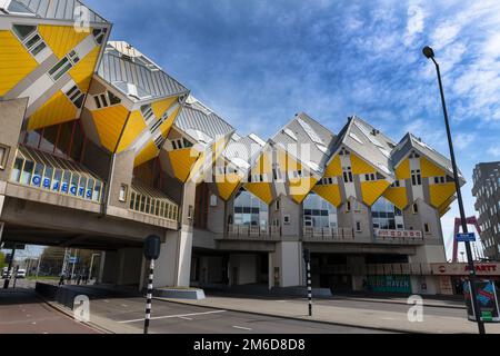 ROTTERDAM, PAYS-BAS - 8 novembre 2018 : Maisons du Cube. Un ensemble de maisons innovantes conçu par arc Banque D'Images