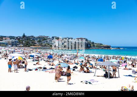 Célèbre Bondi Beach dans la banlieue est de Sydney, ciel bleu été jour 2023, la foule affluent vers la plage, Sydney, NSW, Australie Banque D'Images