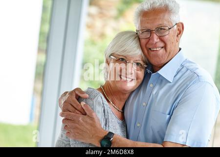 Le vrai amour n'a pas de date d'expiration. un heureux couple senior souriant à la caméra. Banque D'Images