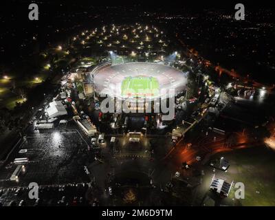 Une vue aérienne générale du stade Rose Bowl avec les logos Penn State Nittany Lions et Utah Utes dans les zones de fin du 109e match Rose Bowl, lundi 2 janvier 2023, à Pasadena, Etalonnage Banque D'Images