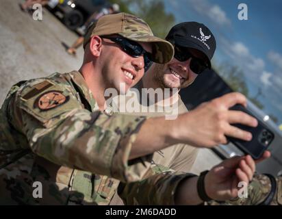 Le sergent d'état-major Matthew Sluder, 341st Recruiting Squadron, prend un selfie avec le pilote de NASCAR, Erik Jones, lors d'une visite au stand de tournée du Service de recrutement de l'armée de l'air le 24 avril 2022 à Talladega, en Alabama. L’Air Force avait un poste de recrutement et sponsorisait la voiture #43 de Jones pour la course. (Photo de l'US Air Force/Samuel King Jr.) AFRS,FORCE AÉRIENNE,NASCAR,recrutement,talladega, Banque D'Images