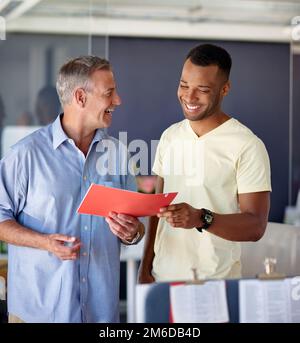 Découvrez ce que les autres ne voient pas. deux professionnels travaillant ensemble dans un bureau. Banque D'Images