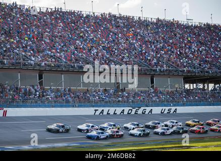 Erik Jones et la voiture #43 sponsorisée par l'Air Force mènent la course NASCAR Talladega Superspeedway le 24 avril 2022 en Alabama. Tech. Le sergent Andrew Brockman, 96th maintenance Group, a créé le schéma de peinture B-29 Superfortress de l'héritage de l'Air Force qui est apparu sur la voiture pendant la course. Jones et la Air Force car ont mené la course NASCAR plusieurs fois et ont été en tête jusqu'au dernier tour, terminant finalement sixième. (Photo de l'US Air Force/Samuel King Jr.) AFRS,FORCE AÉRIENNE,NASCAR,recrutement,talladega, Banque D'Images