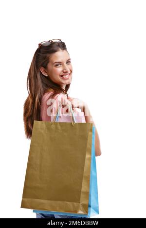 J'ai eu de bonnes affaires. Portrait d'une belle jeune femme portant des sacs d'achats sur un fond blanc. Banque D'Images