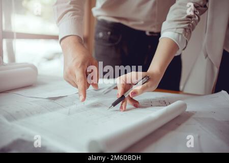 Les ingénieurs aideront à concevoir des plans et collaboreront à l'analyse structurelle des types de projets. Banque D'Images